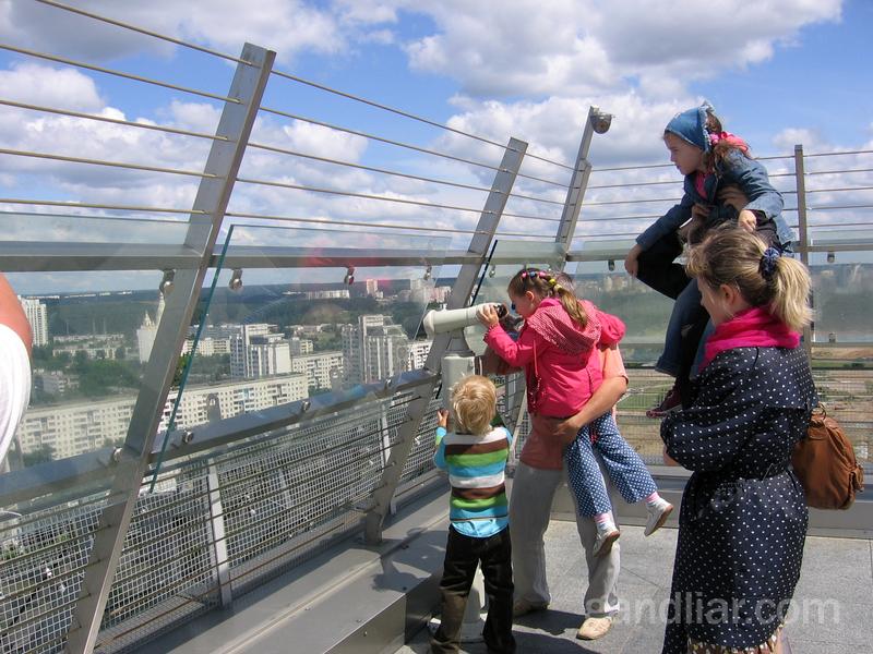 Детям интересно посмотреть на Минск с высоты