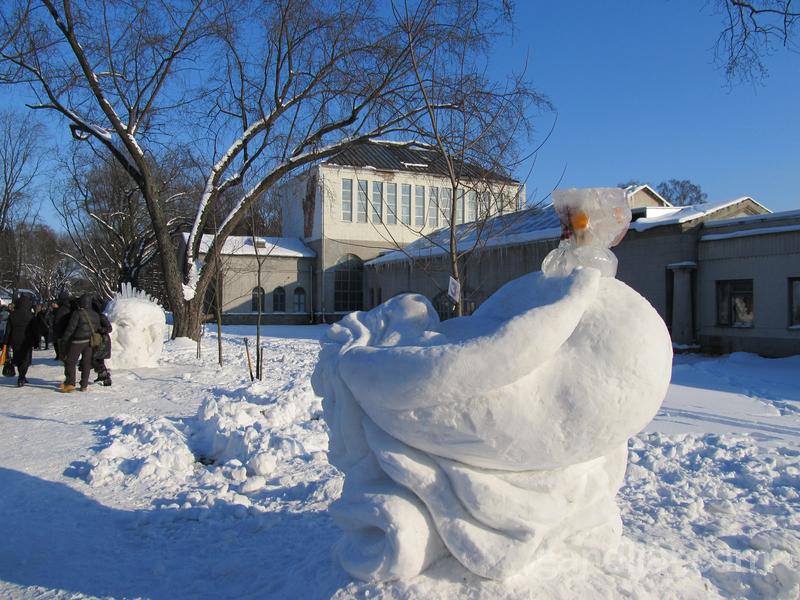 Ледяные скульптуры в ботаническом саду Минска