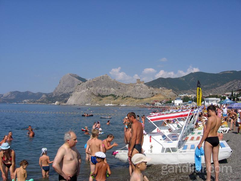 Пляж в Судаке