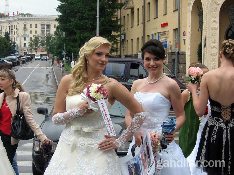 Парад невест-2011 в Минске. Блондинка и брюнетка