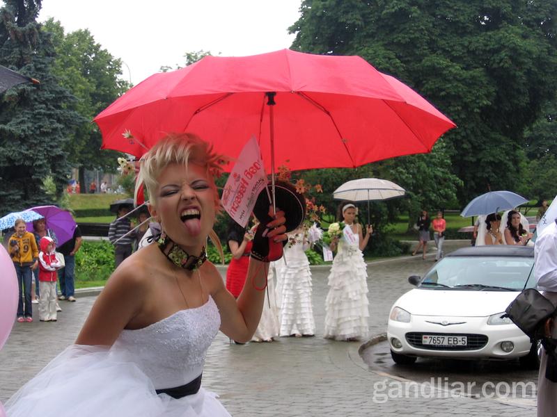 Парад невест-2011 в Минске. Невеста-забияка