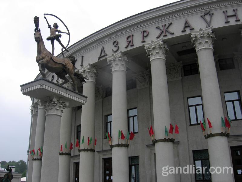 Скульптура гимнастки в Минске у здания цирка