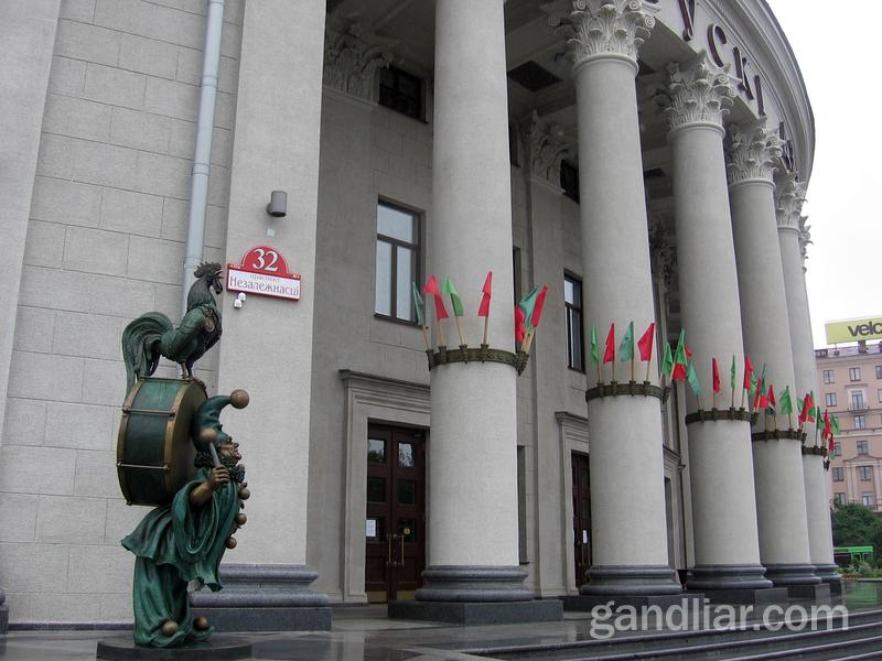Минский цирк. Клоун с барабаном зовет на представление