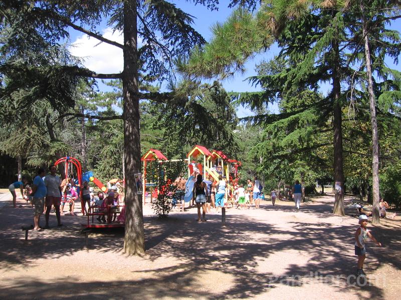 Алушта. Приморский парк - отличное место для отдыха с детьми